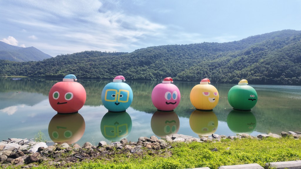 鯉魚潭五球公仔藍天倒影特寫