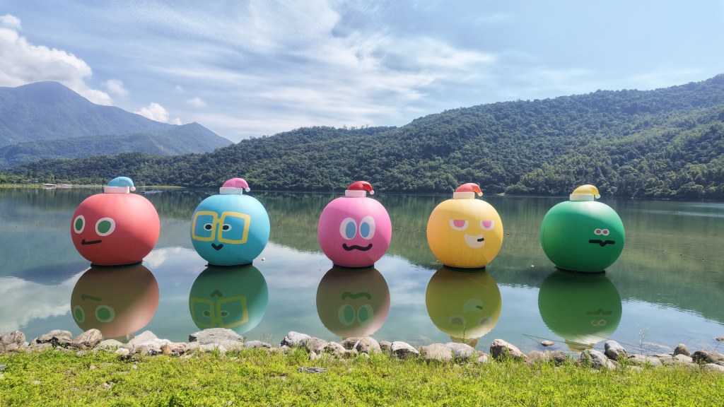 鯉魚潭五球公仔戴聖誕帽近拍