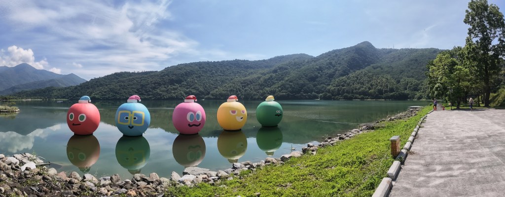 鯉魚潭沿岸漂浮五球公仔遠景