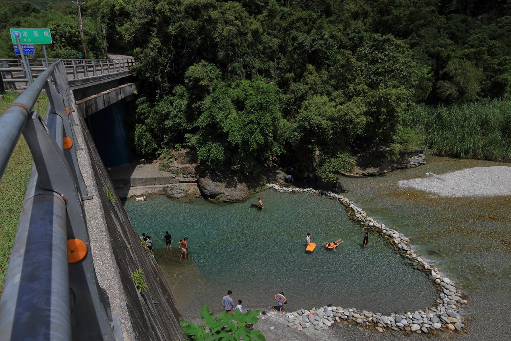 空拍白鮑溪親水池與戲水人群