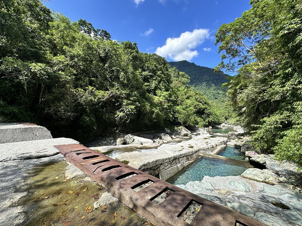 上游岩壁溪谷翡翠色深潭