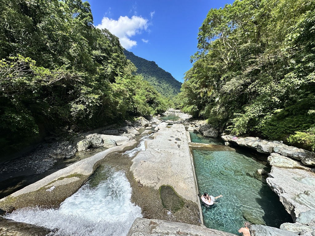 白鮑溪上游峽谷藍天綠樹景色